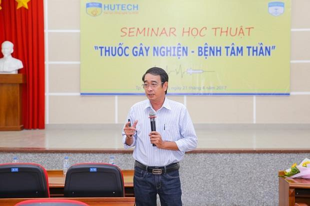 Bác sĩ tâm lý Huỳnh Thanh Hiển hướng dẫn bệnh nhân thực hành liệu pháp nhận thức – hành vi (CBT) để giảm căng thẳng.