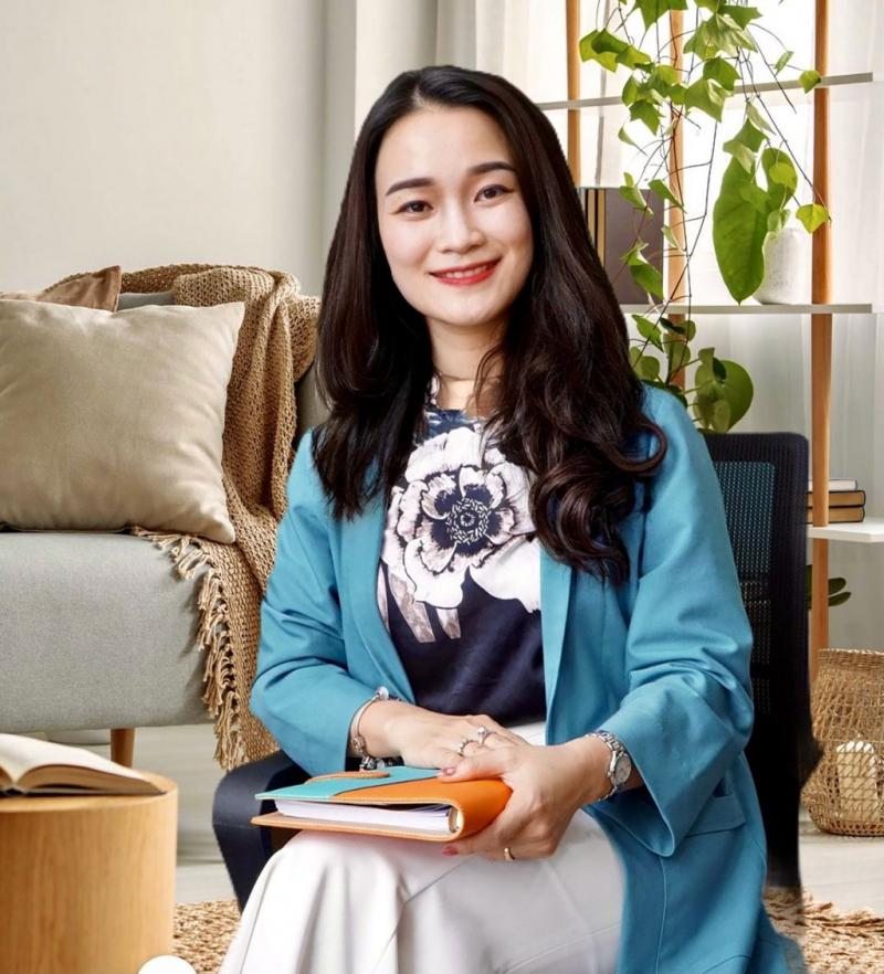 Hình ảnh bác sĩ tâm lý Sunny Đặng Phương giảng dạy kỹ năng quản lý cảm xúc và trị liệu tâm lý cho nhân viên văn phòng.