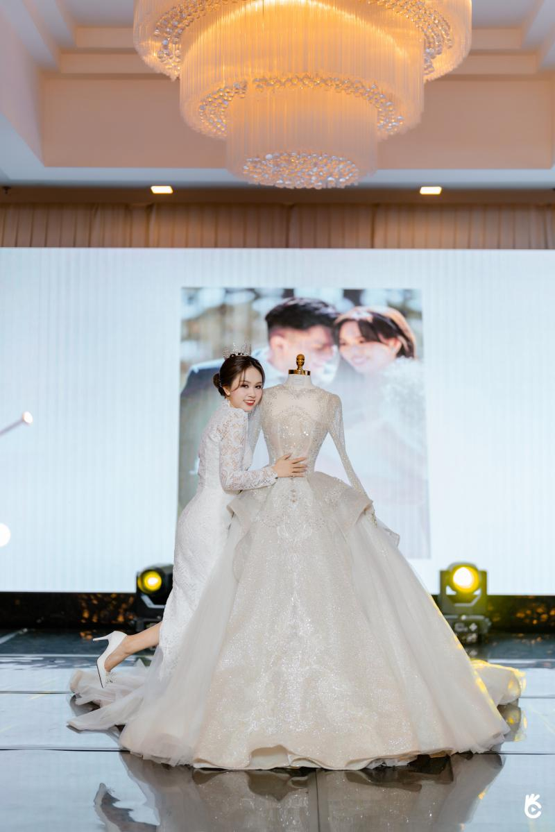 Cô dâu thử váy tại Linh Nga Bridal, nơi nổi tiếng với dịch vụ thuê váy cưới cao cấp, sang trọng và đẳng cấp.