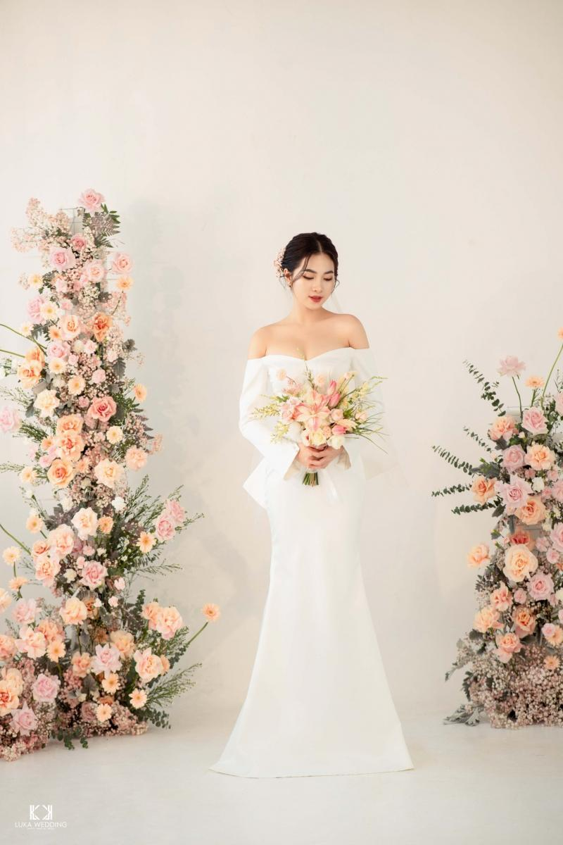 Cô dâu diện váy cưới hiện đại tại Luka Wedding, địa chỉ thuê váy cưới cá tính và dịch vụ cưới chuyên nghiệp.