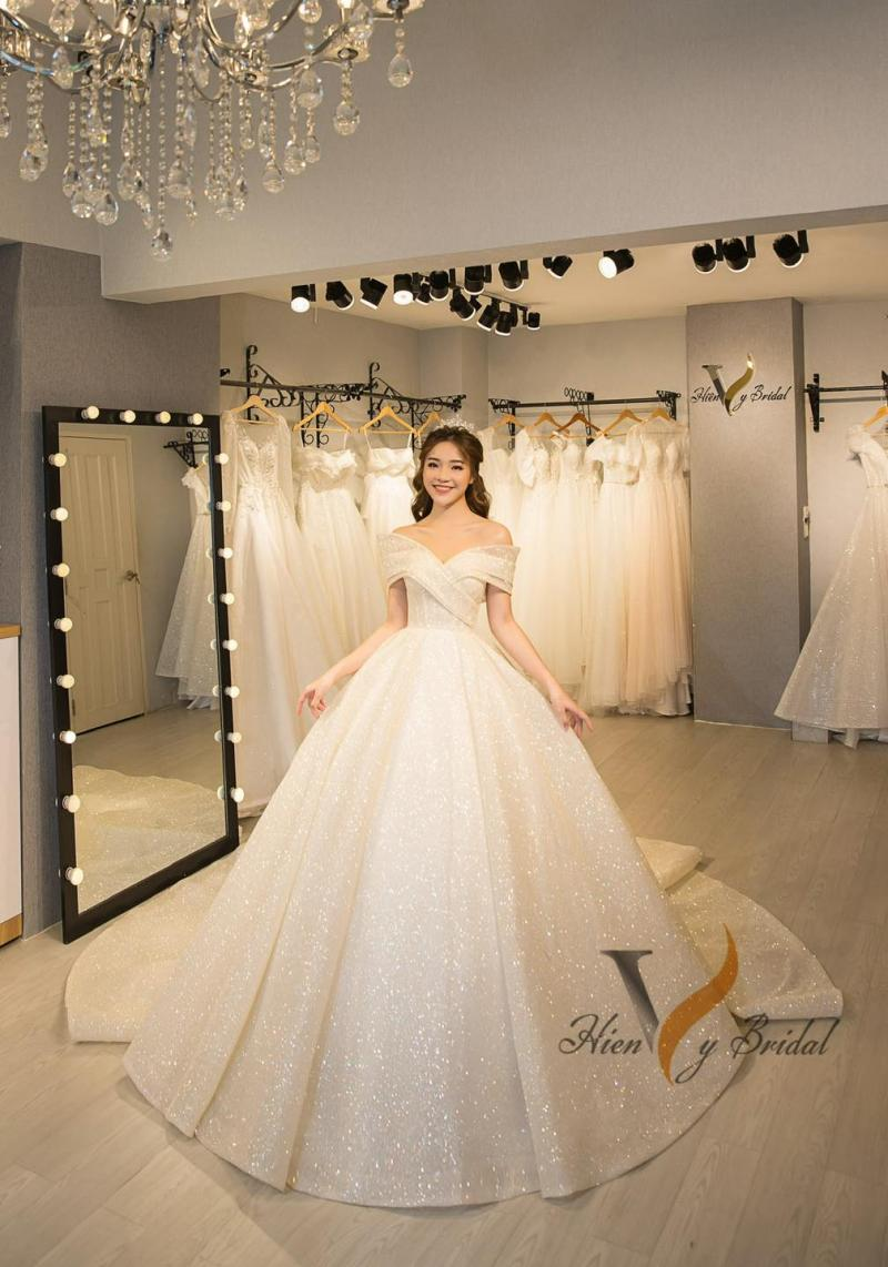 Váy cưới và áo dài cưới tại Hiên Vy, nơi thuê váy cưới đa dạng với giá cả hợp lý tại Quận 3.