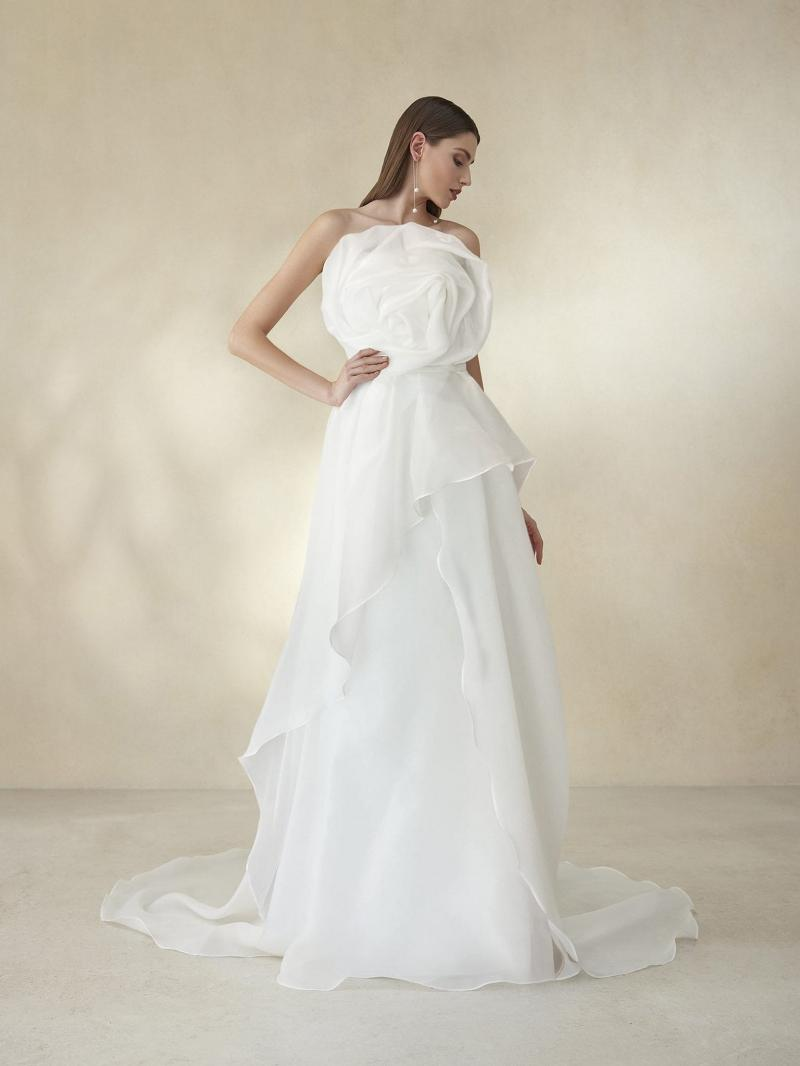 Hình ảnh váy cưới tinh xảo tại Au Viet Bridal, nơi thuê váy cưới hiện đại, trẻ trung và lộng lẫy.
