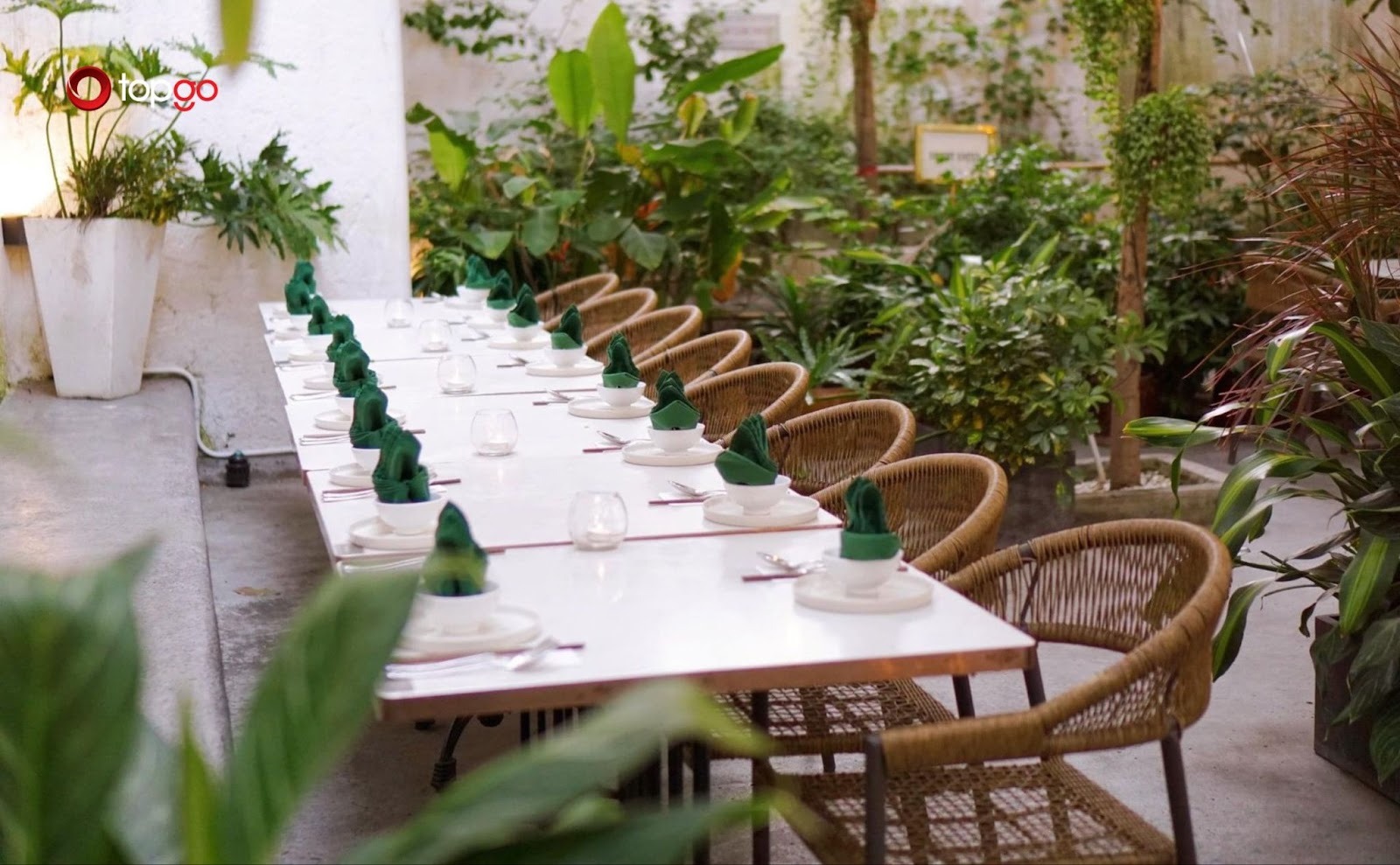 quán ăn ngon quận 1 với không gian sân vườn xanh mát, yên tĩnh