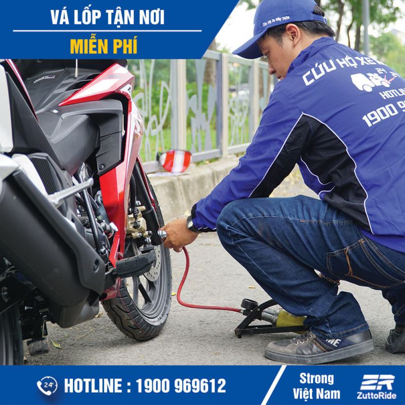 Kỹ thuật viên ZuttoRide đang thực hiện dịch vụ sửa chữa xe máy tại chỗ cho khách hàng.