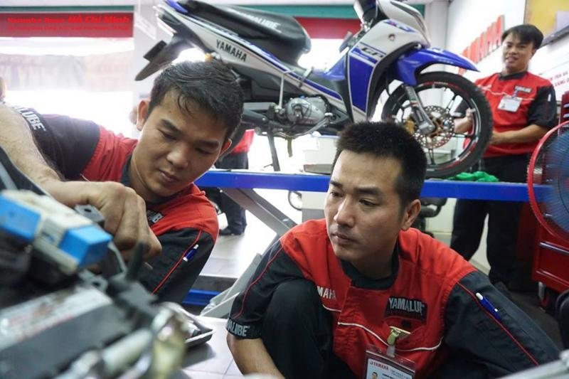 Nhân viên Yamaha thực hiện dịch vụ sửa chữa lưu động với phụ tùng chính hãng.