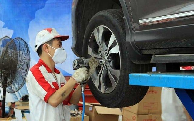 Gara Honda Ô Tô Cộng Hòa với đội ngũ kỹ thuật viên đang tiến hành dịch vụ sửa chữa ô tô.