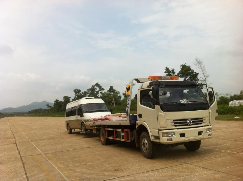 Kỹ sư Viện Auto sử dụng thiết bị hiện đại trong dịch vụ sửa chữa ô tô nhập khẩu.