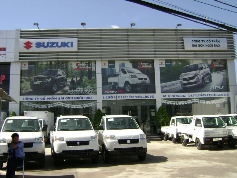 Nhân viên Suzuki Sài Gòn Ngôi Sao thực hiện dịch vụ sửa chữa ô tô với phụ tùng chính hãng.