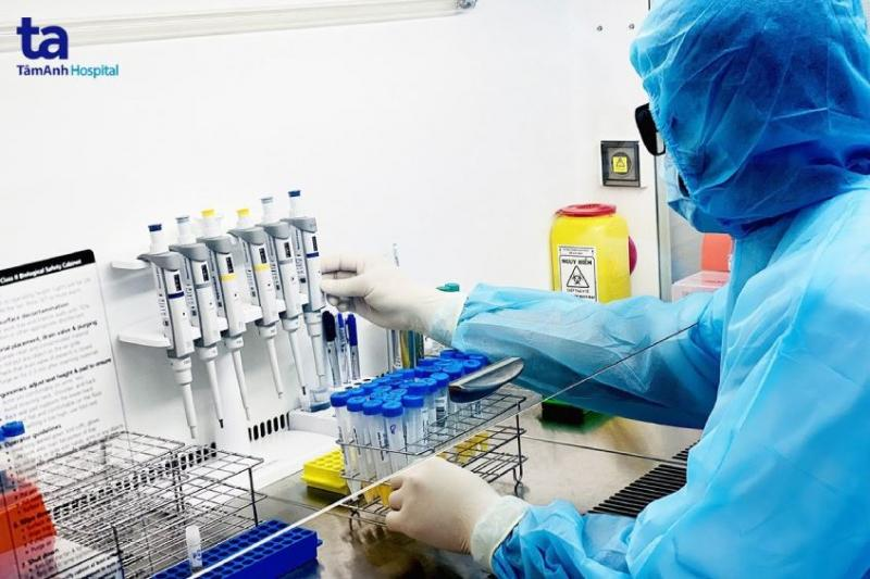 Nhân viên y tế Bệnh viện Tâm Anh lấy mẫu test PCR tại nhà với trang bị bảo hộ và tư vấn sức khỏe miễn phí.
