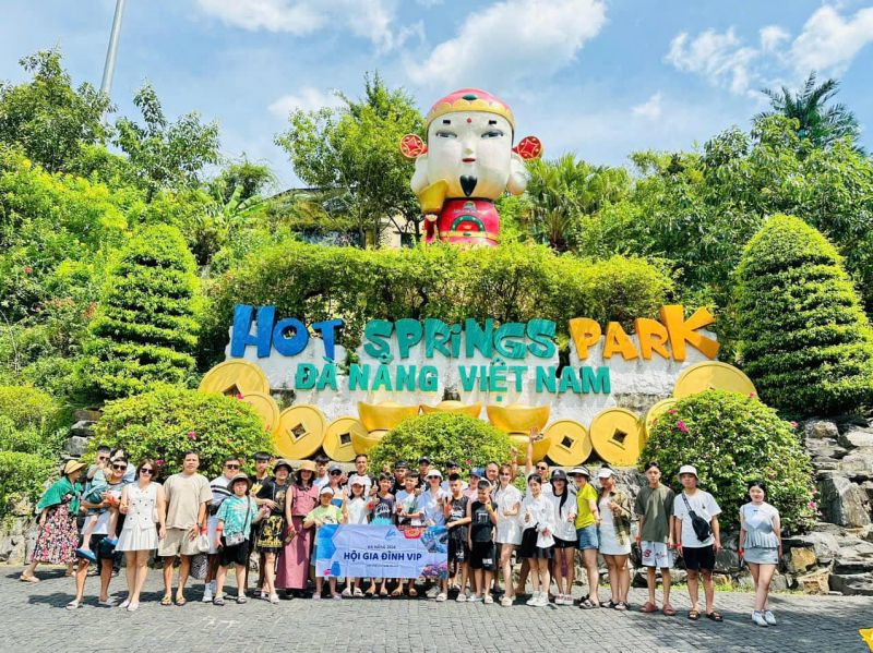 Công ty du lịch Tuấn Dũng tại Đà Nẵng mang đến tour tiết kiệm, hướng dẫn viên am hiểu văn hóa – lịch sử.