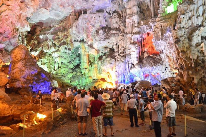 Cảnh quan bên trong Động Đá Bạc – địa điểm độc đáo trong du lịch nổi tiếng Hòa Bình.
