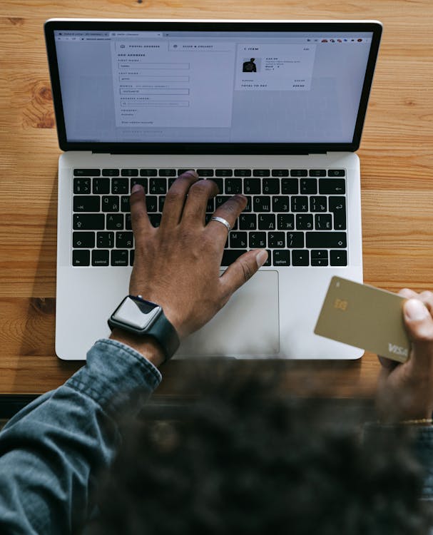 khách hàng dùng internet banking laptop quản lý tài khoản ngân hàng trực tuyến