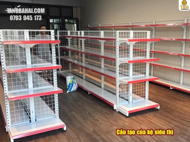 Hình ảnh kệ siêu thị do Kệ Sắt Tăng Bá Hải sản xuất kệ siêu thị, làm từ sắt V lỗ và sắt V đa năng, đảm bảo độ bền, chịu tải tốt và phù hợp cho trưng bày lẫn kho hàng.
