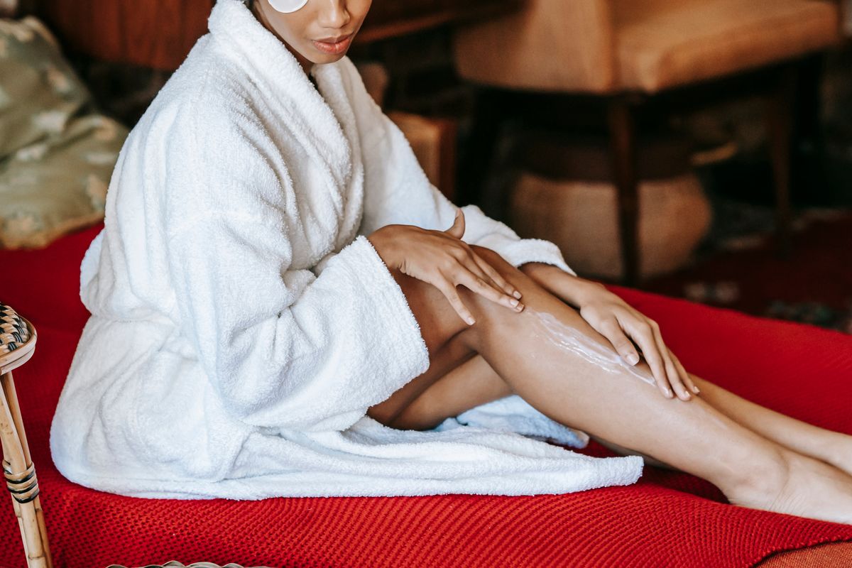 Thoa kem dưỡng ẩm body lên chân