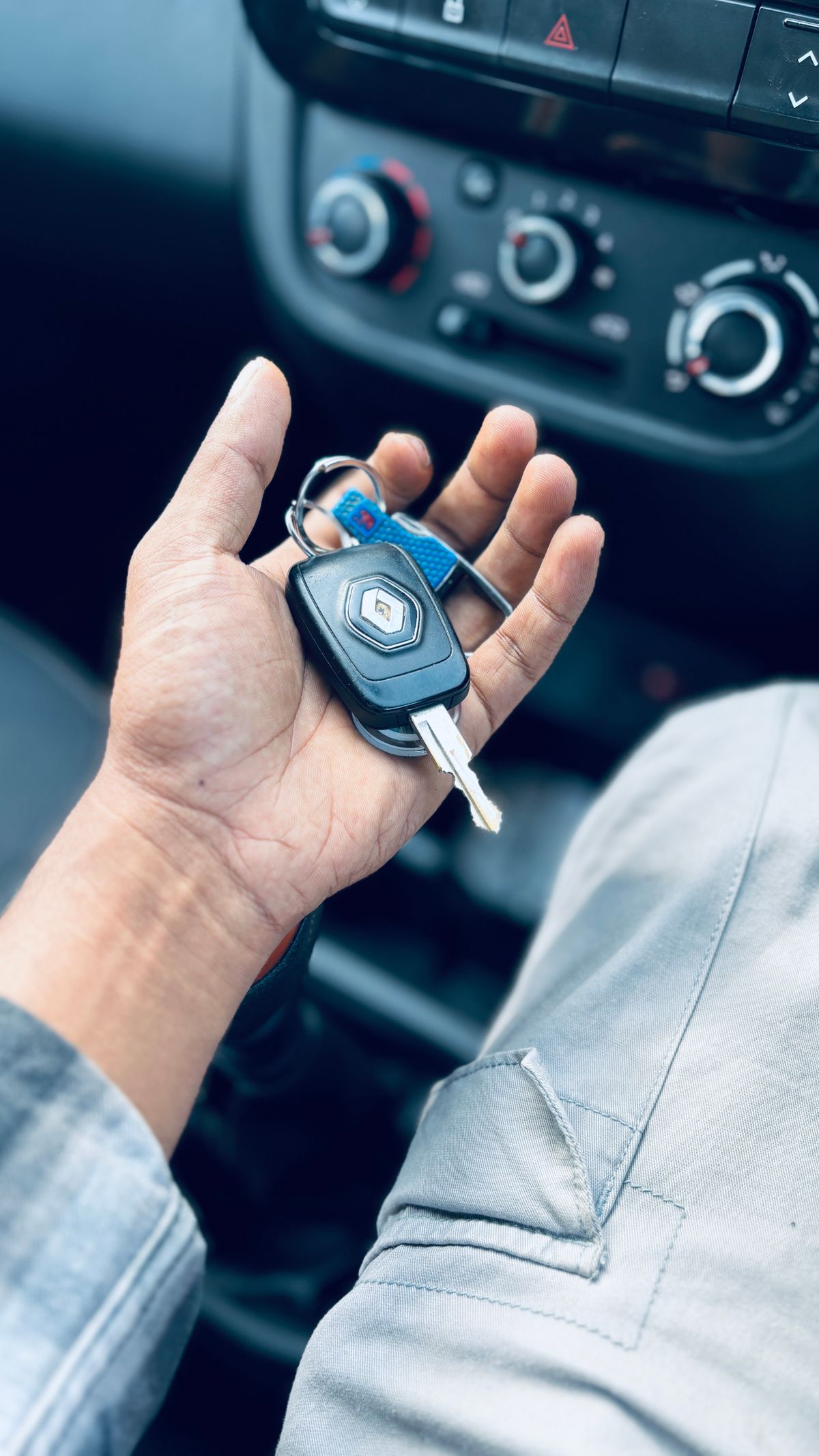 Khách hàng cầm chìa khóa xe tự lái bên trong xe