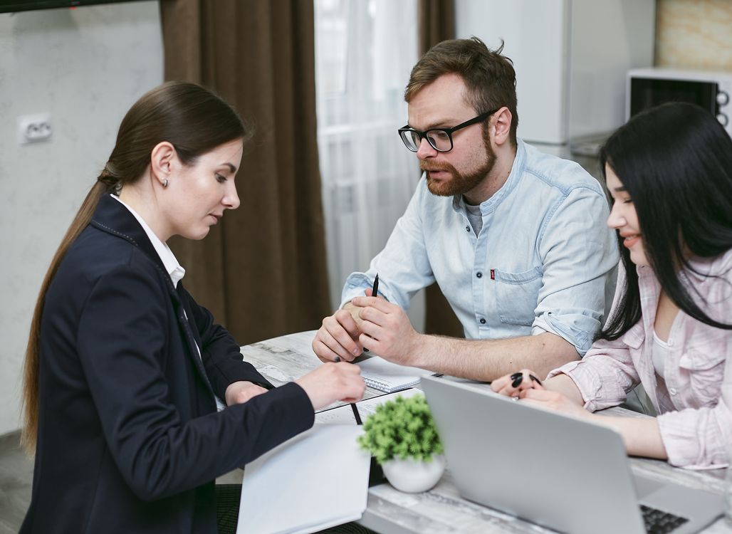 khách hàng tư vấn vay ngân hàng