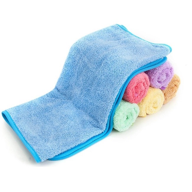 Cuộn khăn mặt bằng sợi tre kháng khuẩn gọn gàng.