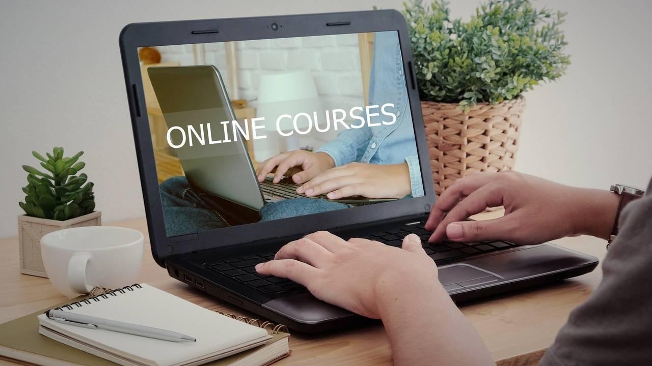Học viên đang tham gia khóa học online trên máy tính