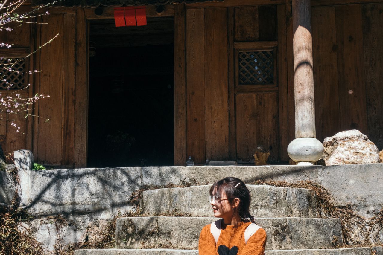 Không gian gỗ ấm cúng bên trong homestay hướng thẳng ra núi rừng