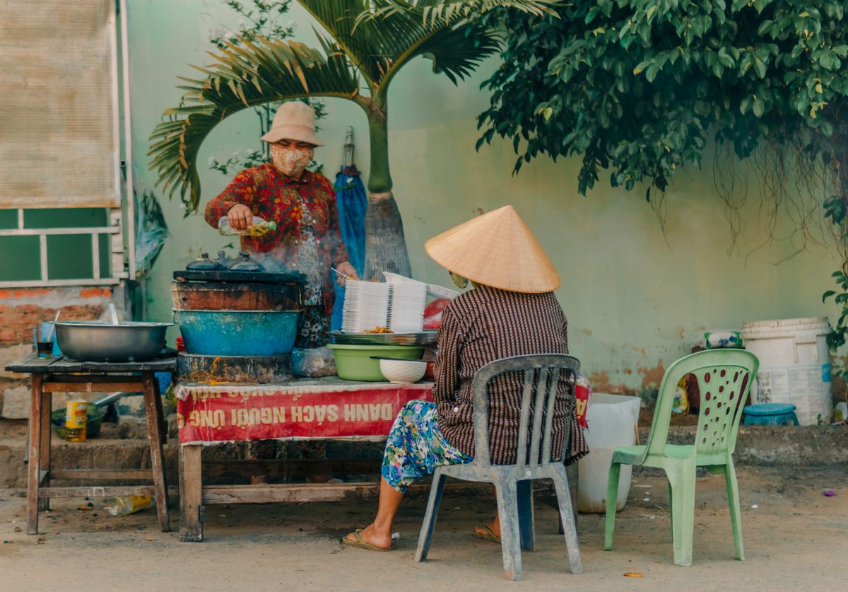 Không gian quán ăn vặt gần đây ngoài trời thoáng mát dễ chịu