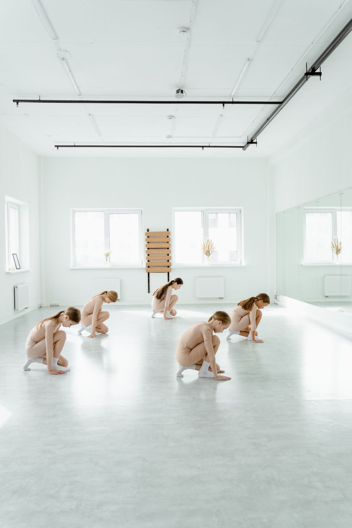 Không gian studio học nhảy hiện đại rộng rãi thoáng sáng