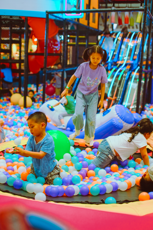 bể bóng khu vui chơi trong nhà