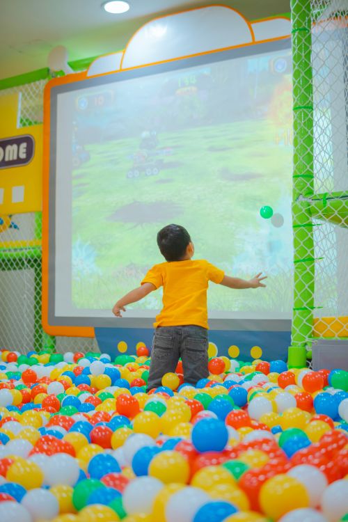 trẻ em chơi bóng trong khu vui chơi trong nhà