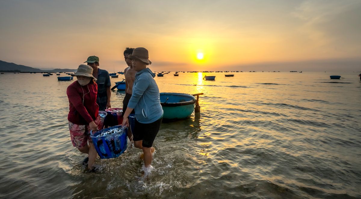 Ngu dan keo thuyen luc hoang hon tai lang chai Nha Trang