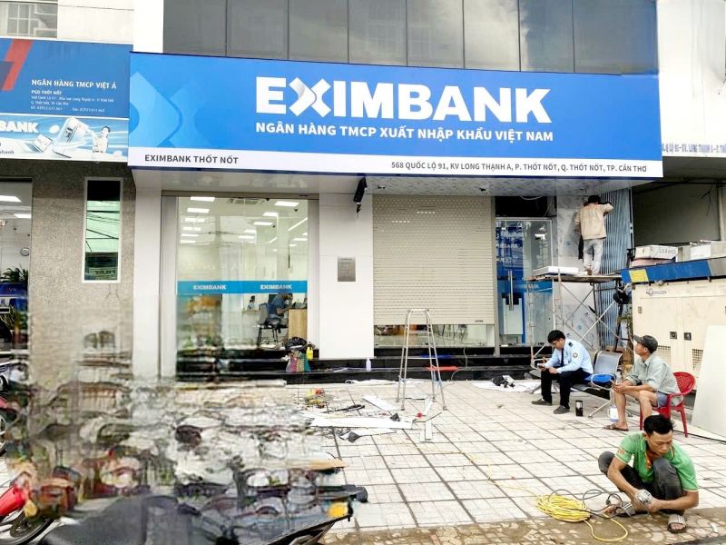 Hệ thống lắp đặt cửa cuốn Austdoor tấm liền và khe thoáng đang được lắp đặt tại nhà phố TP.HCM, sử dụng công nghệ chống nâng Austmatic.
