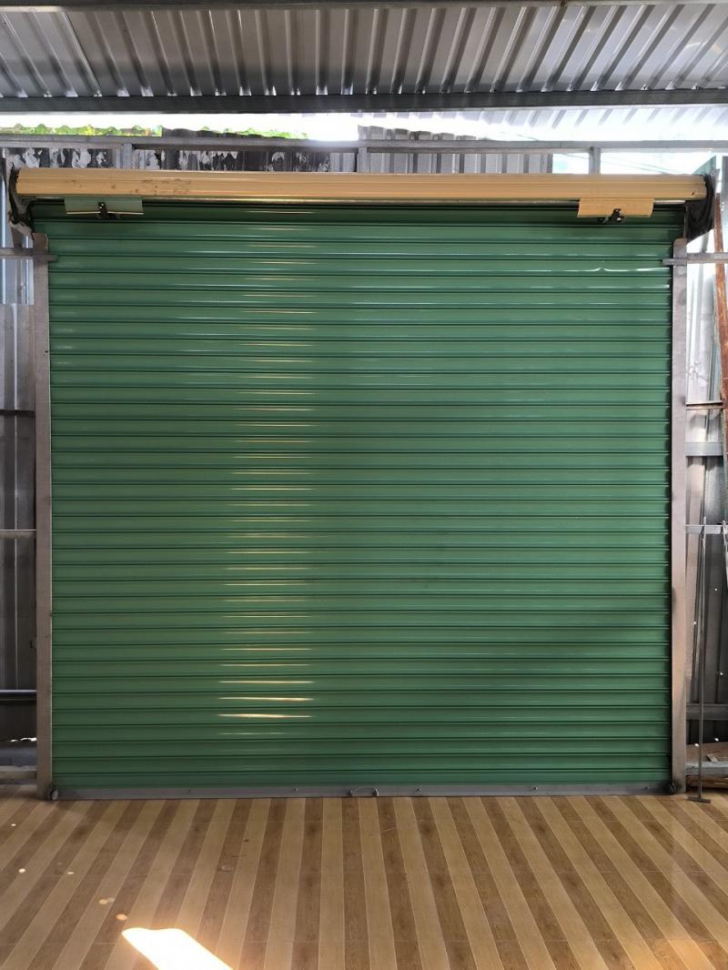 Lắp đặt cửa cuốn khe thoáng công nghệ Đức do Btech Door thực hiện, tích hợp điều khiển từ xa Rolling Code và đội kỹ thuật hỗ trợ 24/7.