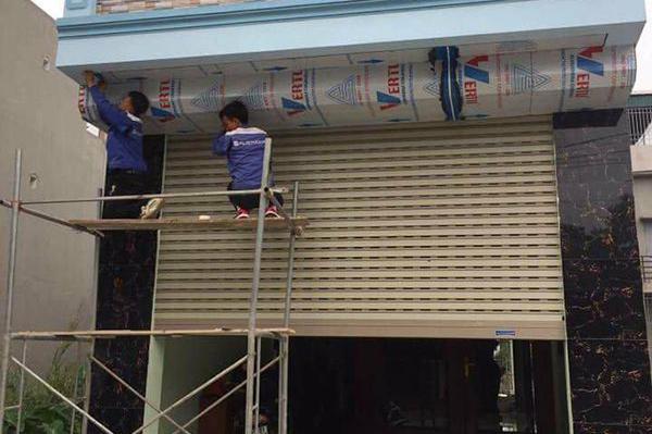 Lắp đặt cửa cuốn tấm liền HẢI LONG tại TP.HCM, quy trình thi công 4 bước, hỗ trợ kỹ thuật tận nơi kể cả ngày cuối tuần.