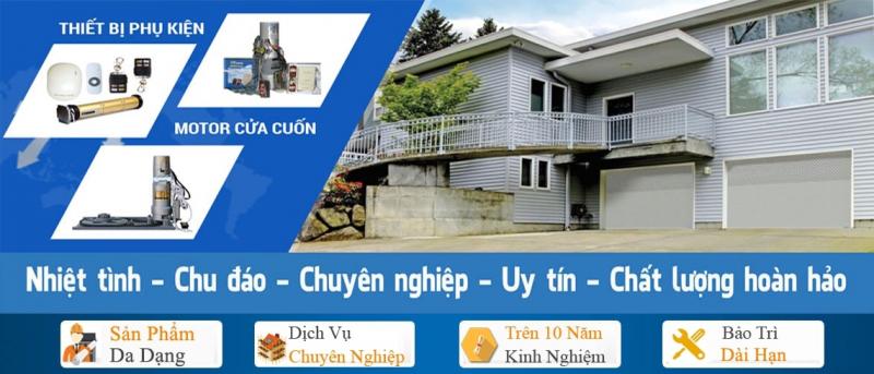 Kỹ thuật viên Công Thành Trường Chinh đang lắp đặt motor cửa cuốn Nhật Bản tại nhà dân, hỗ trợ tư vấn và khảo sát miễn phí tại TP.HCM.