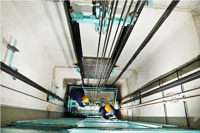 Hình ảnh thang máy SEM hiện đại, tích hợp màn hình cảm ứng và thẻ từ – giải pháp tiên tiến trong cung cấp và lắp đặt thang máy công nghệ cao.