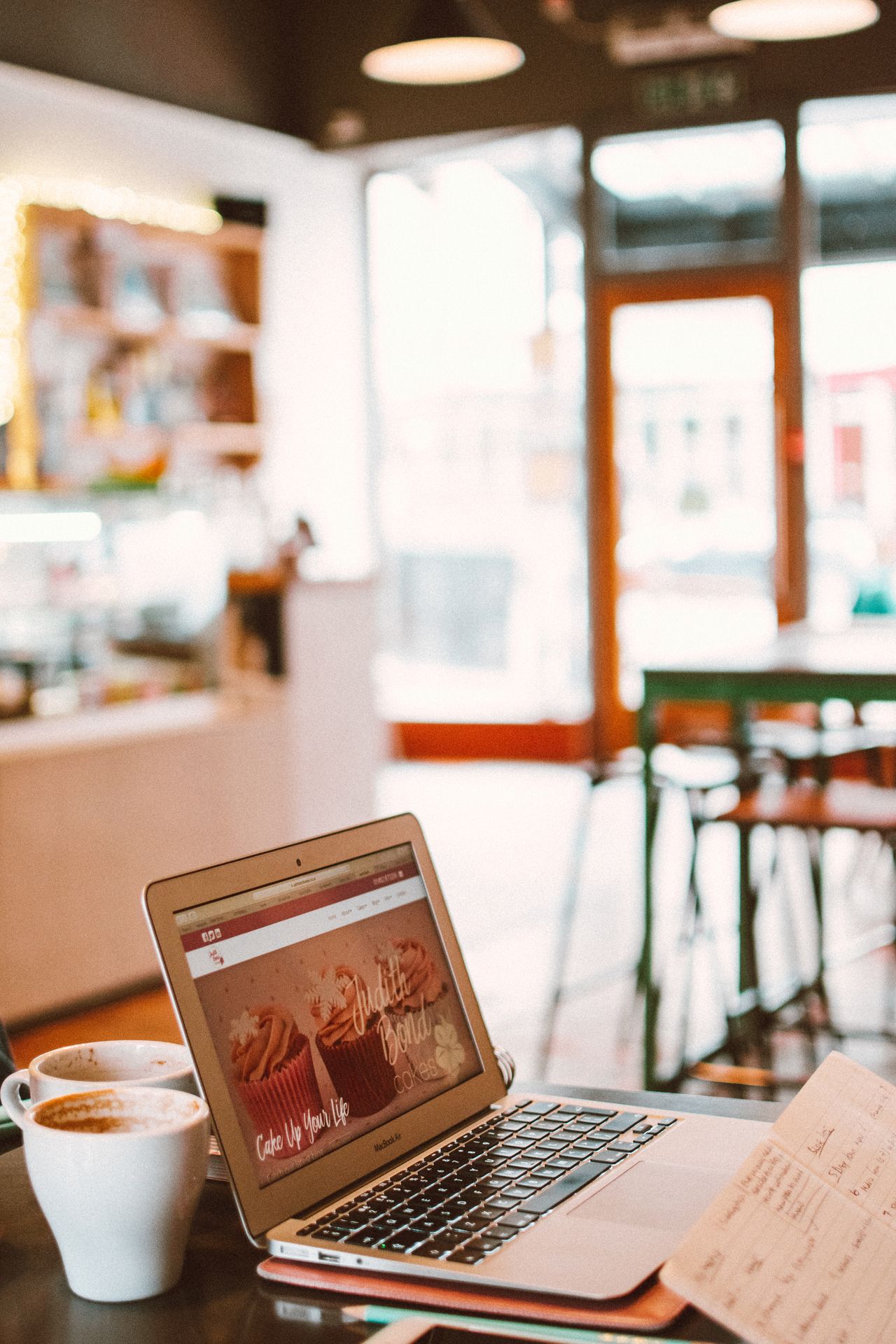 laptop tách cà phê trắng làm việc yên tĩnh
