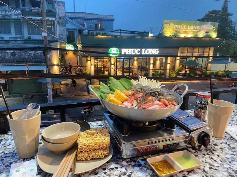 Nồi lẩu bò tá lả Bò Chảo sử dụng nồi đá, gồm bò áp chảo, gỏi bò, nhúng lẩu với bắp non, nấm và mì kiểu Nhật, mang phong cách hiện đại tại Thủ Đức.