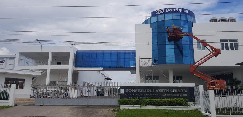 Hình ảnh Công Ty TKT Company – công ty vệ sinh công nghiệp hàng đầu TP.HCM, chuyên dịch vụ lau kính tòa nhà cho văn phòng, trung tâm thương mại, khách sạn với đội ngũ tay nghề cao.