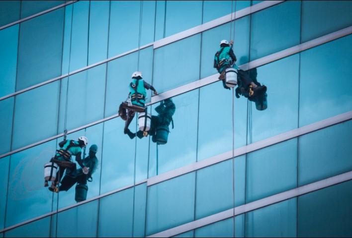 Hình ảnh Công Ty Vệ Sinh 24H – công ty vệ sinh công nghiệp uy tín, cung cấp dịch vụ lau kính tòa nhà chuyên nghiệp, linh hoạt về thời gian và cam kết hiệu quả cao.