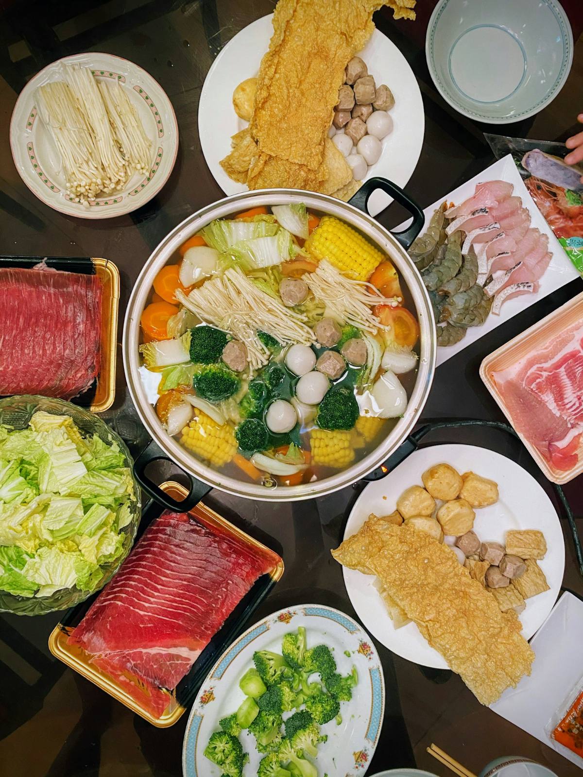 Lẩu Thái hải sản với tôm, mực, rau