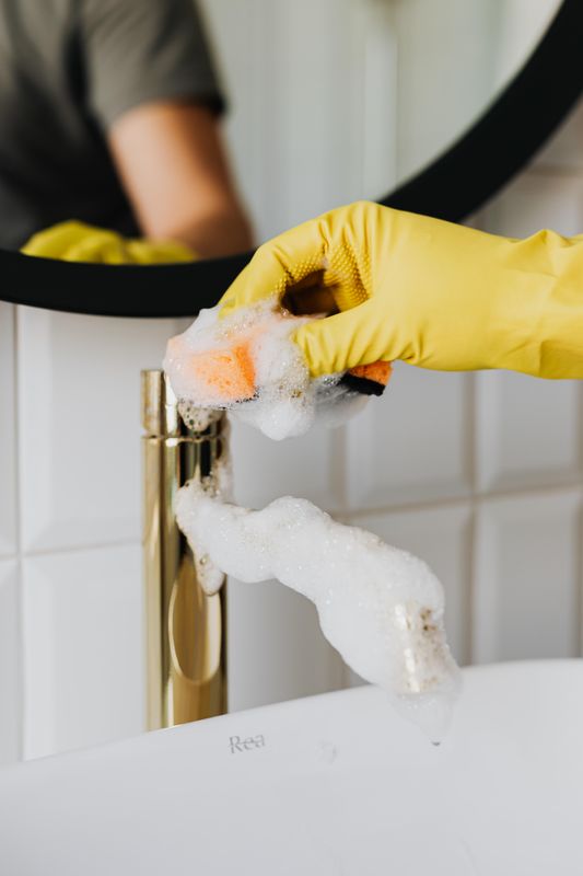 Lau chùi vòi nước nhà tắm sạch cặn canxi