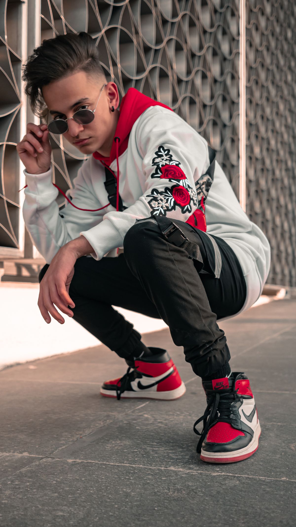 Chàng trai mặc hoodie Local Brand Việt Nam năng động