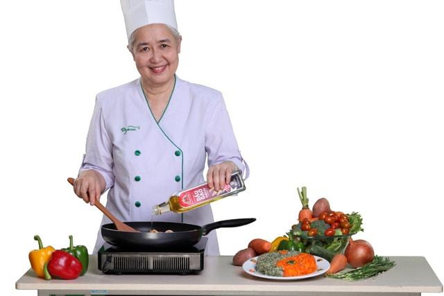 Nghệ nhân ẩm thực đứng lớp tại Lớp học nấu ăn thực tế