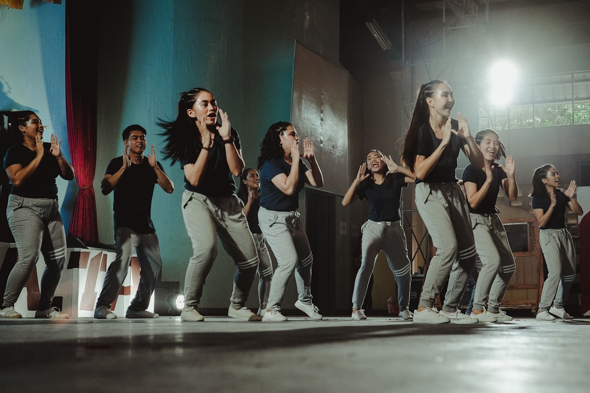 Lớp học nhảy hiện đại tại TPHCM với học viên đang luyện tập