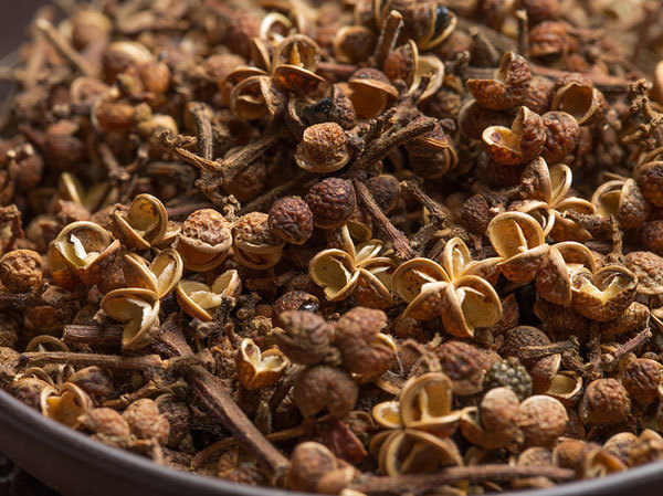 Cận cảnh hạt mắc khén khô màu nâu trong bát sứ, loại gia vị đặc sản nổi tiếng của vùng Tây Bắc Việt Nam.