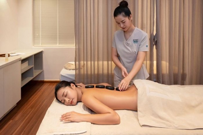 Địa chỉ massage body uy tín với liệu pháp đá nóng.