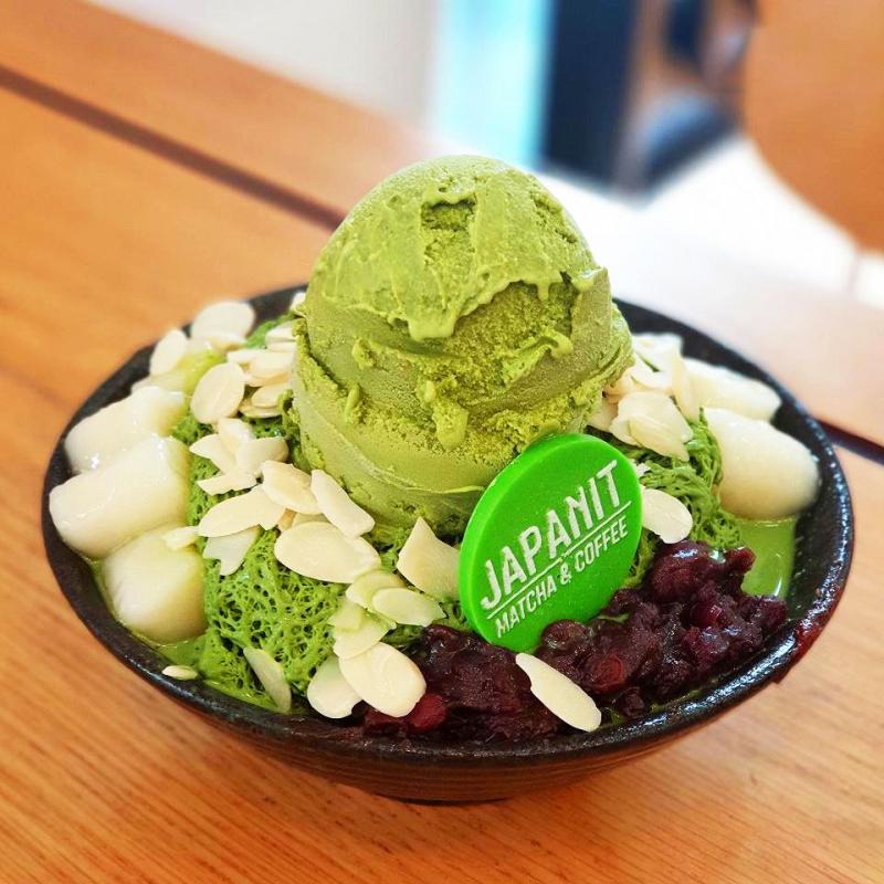 Một phần đá bào phủ kem matcha cùng topping tại Japanit Matcha & Coffee, đậm chất Kyoto.
