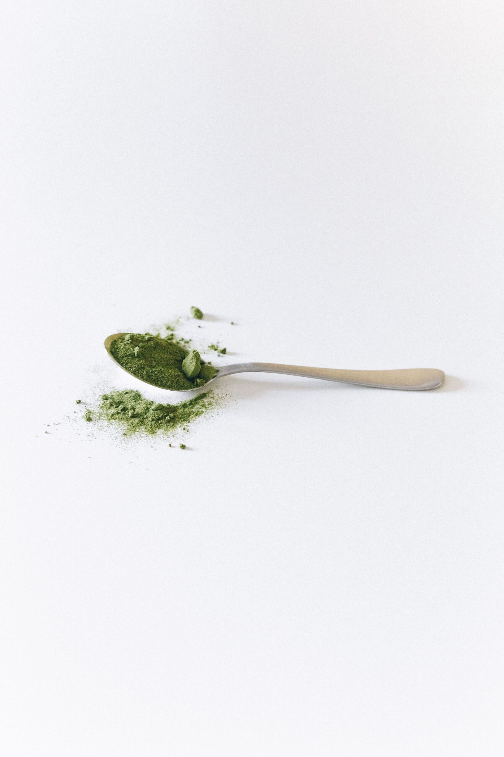 Ly matcha nguyên chất nóng bên bàn trà thư giãn