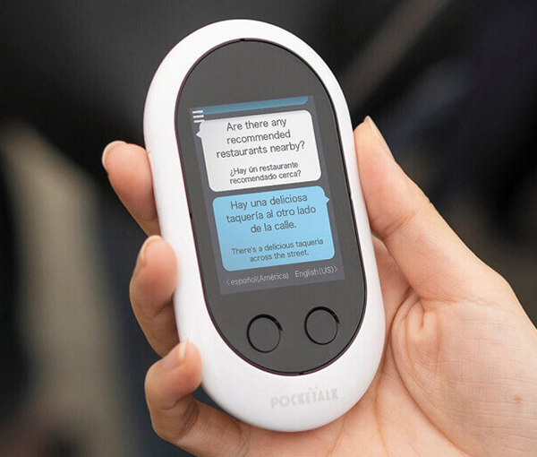 Sử dụng máy dịch ngôn ngữ cầm tay