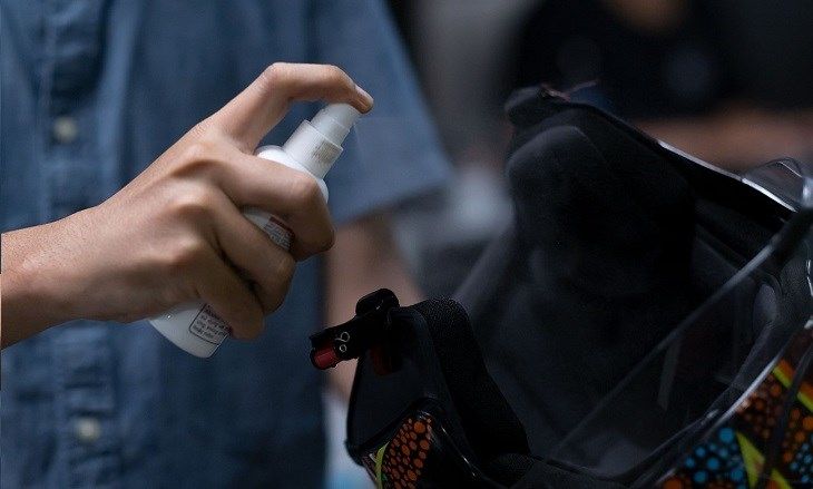 Xịt máy khử mùi hôi mũ bảo hiểm cầm tay.