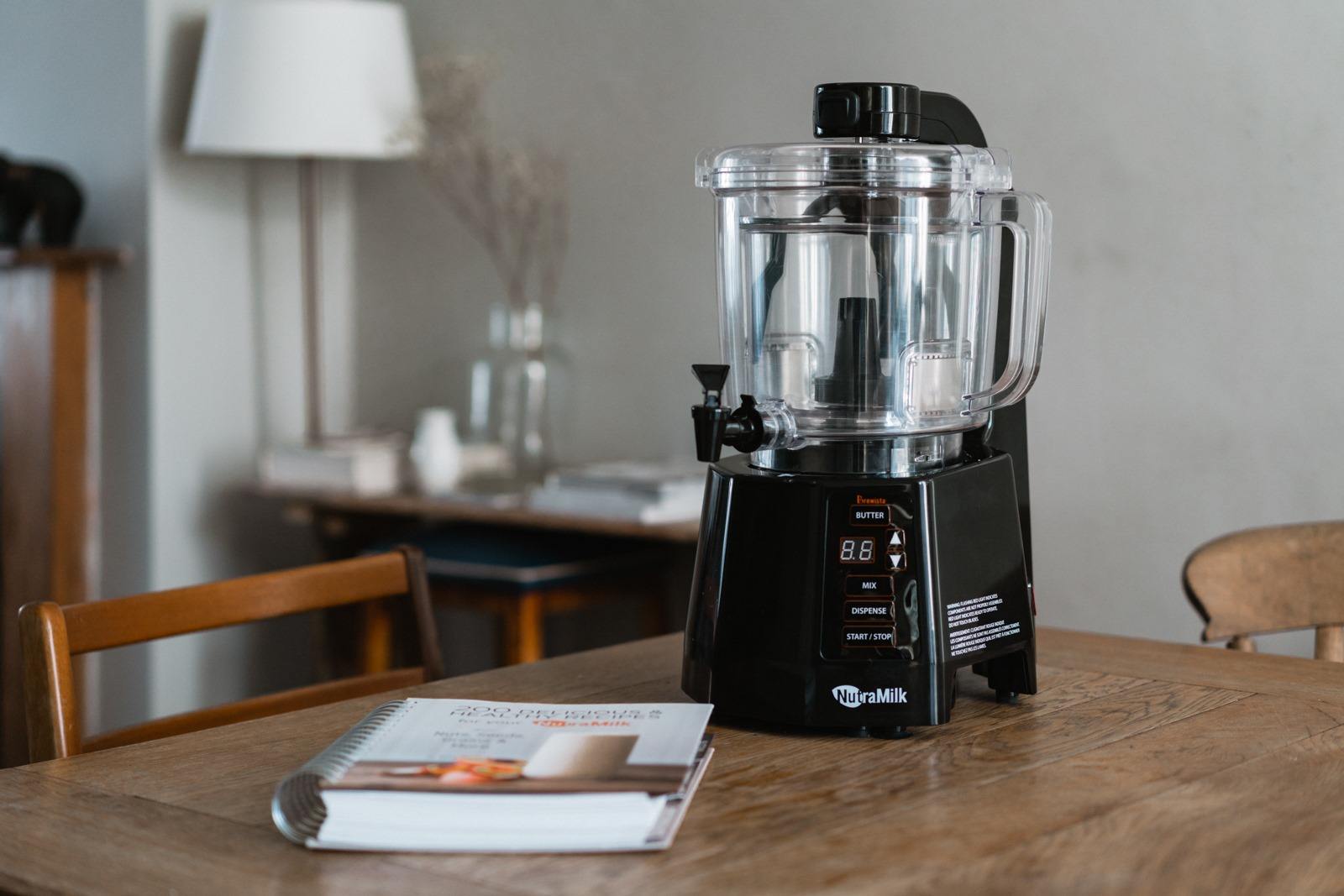 Máy pha sữa hạt NutraMilk trên bàn ăn