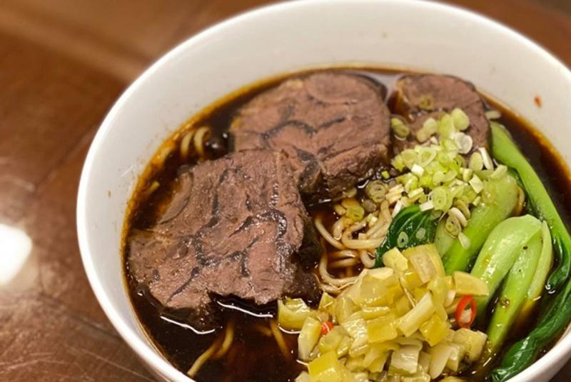 Tô mì bò Đài Loan với nước dùng sẫm màu, thịt bò hầm mềm, cải chua, rau cải thìa và hành lá – đặc trưng tại quán A-Mao.


